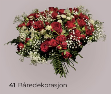 Røde og hvite blomster i båredekorasjon