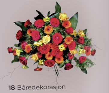 Høstfargede blomster i båredekorasjon