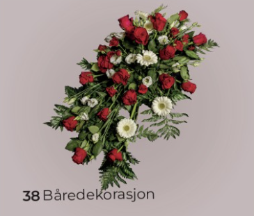 Røde og hvite blomster i båredekorasjon